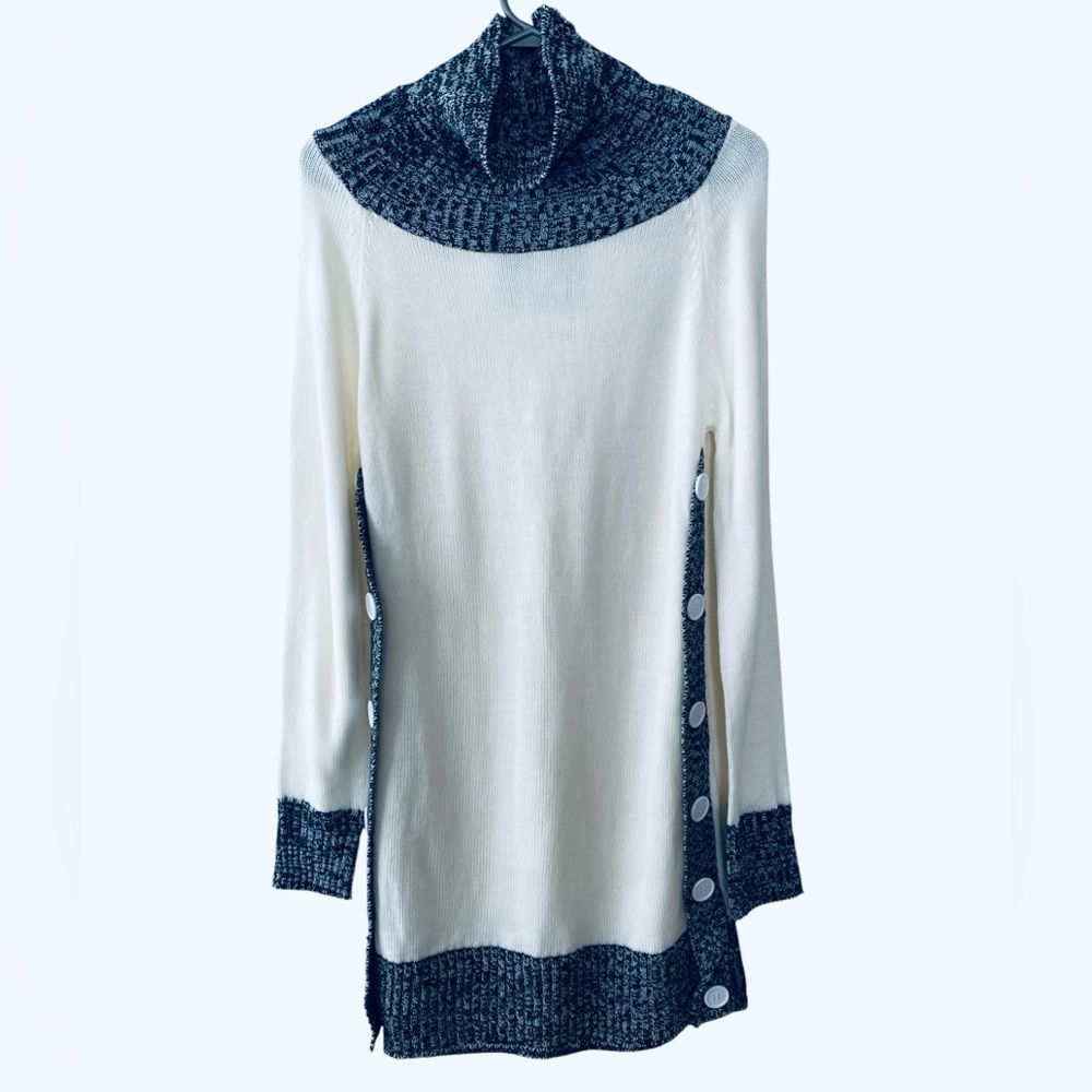 2/$30 NWOT Women’s Crowl Neck Long Sleeve White and Black Tunic Sweater Small